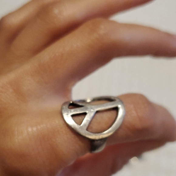 Chic Silver Peace Sign Ring - Picture 3 of 8
